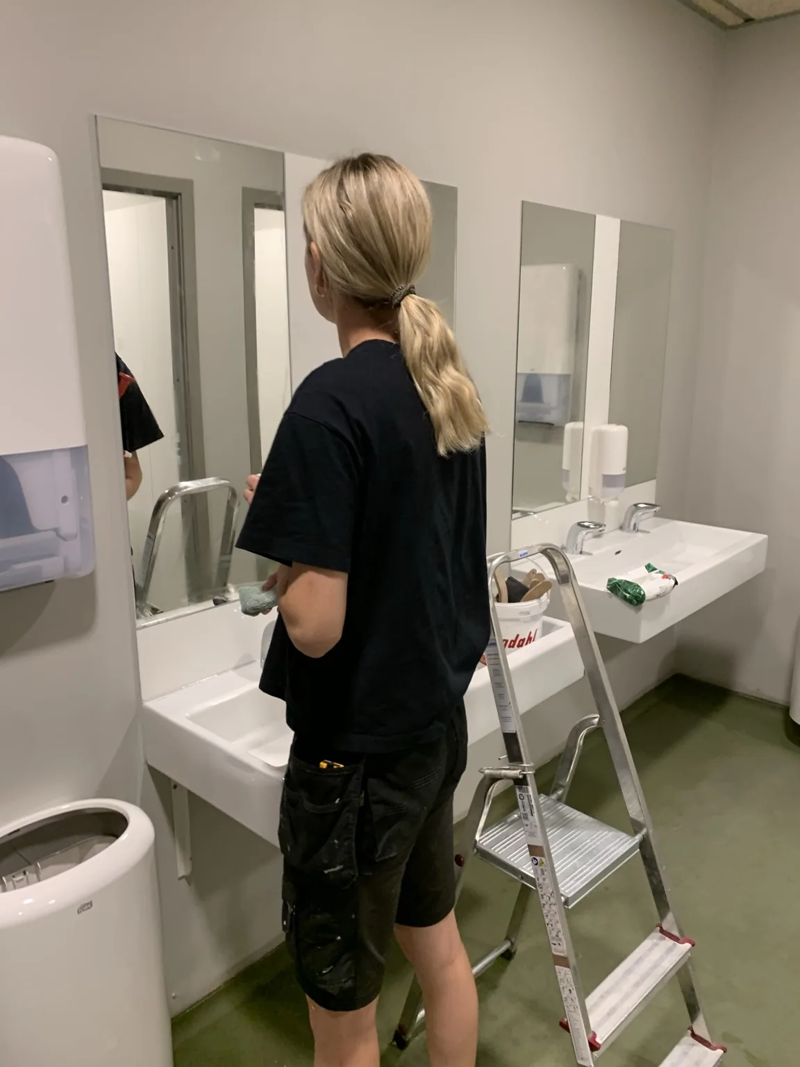 Professionelt arbejde med bløde silikonefuger i badeværelse