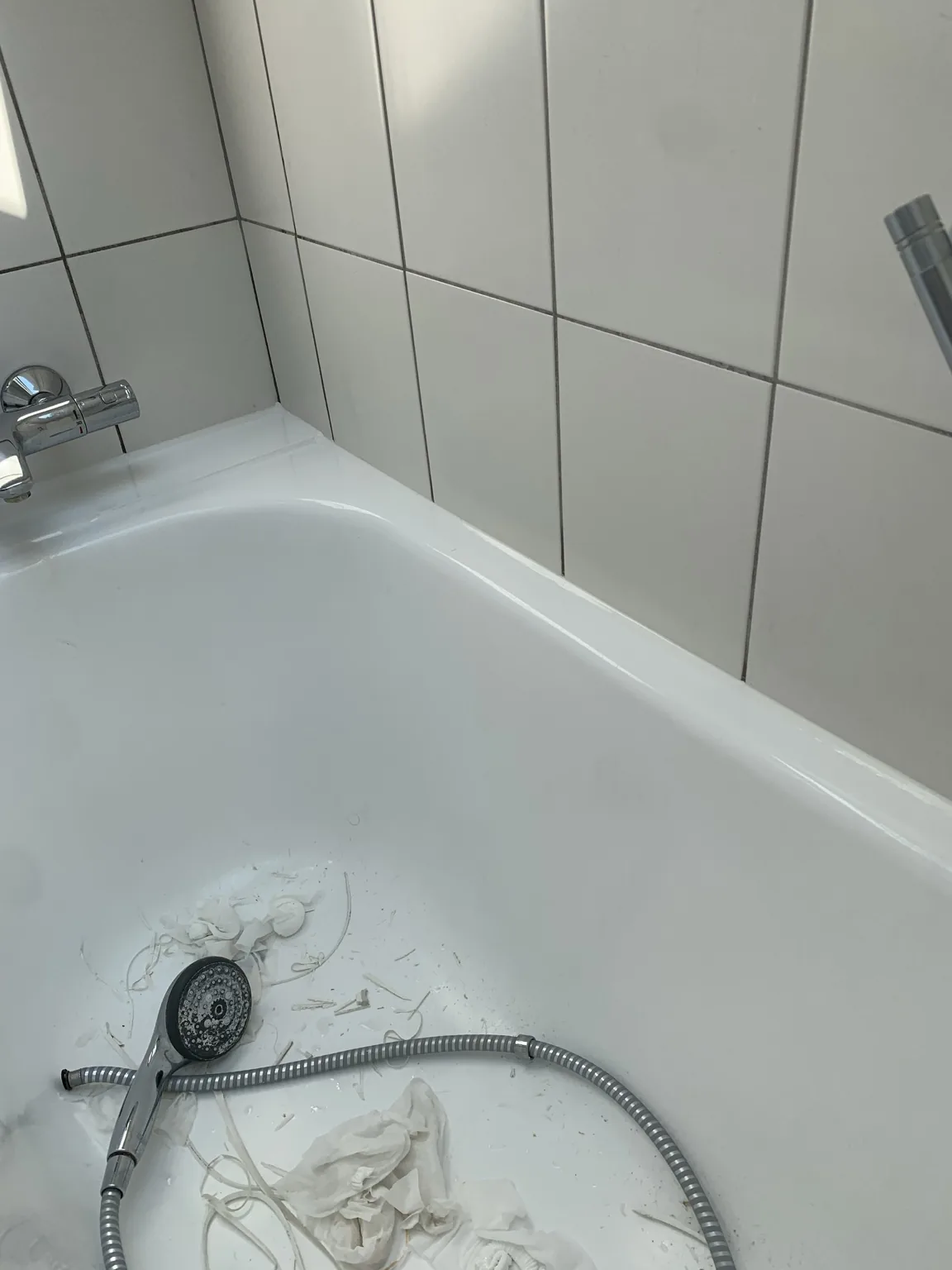 Professionelt arbejde med bløde silikonefuger i badeværelse